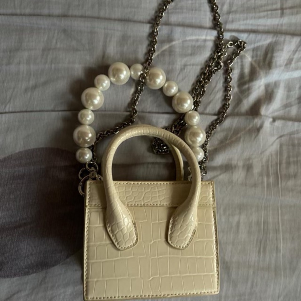 Elegant Cream Croc-Embossed Handbag with Pearl Chain